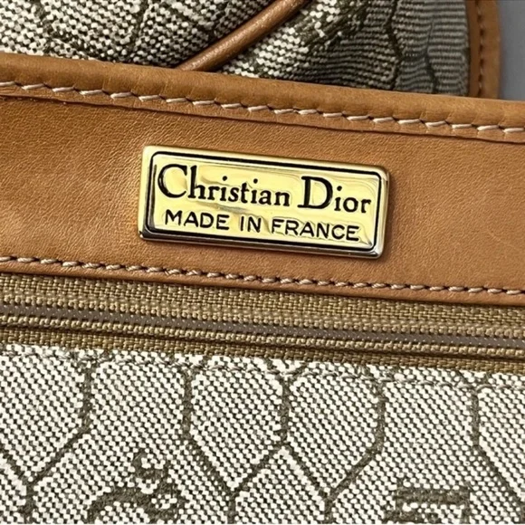 Elegant Tan and Cream Designer Shoulder Bag Set - Picture 14 of 16